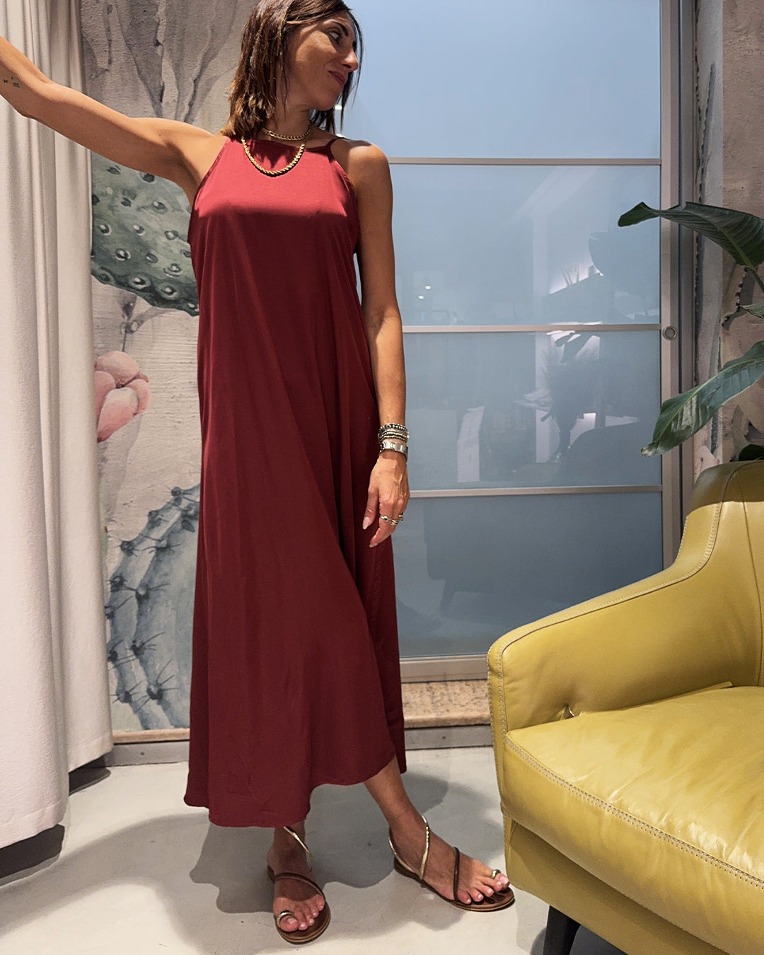 ABITO SCOLLO V DIETRO