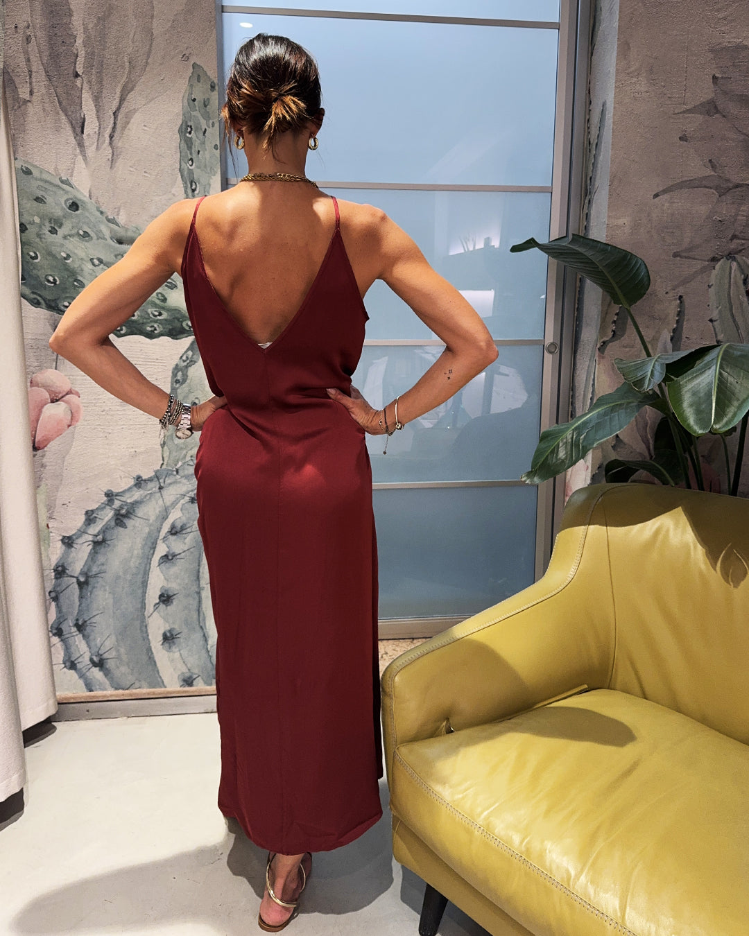 ABITO SCOLLO V DIETRO