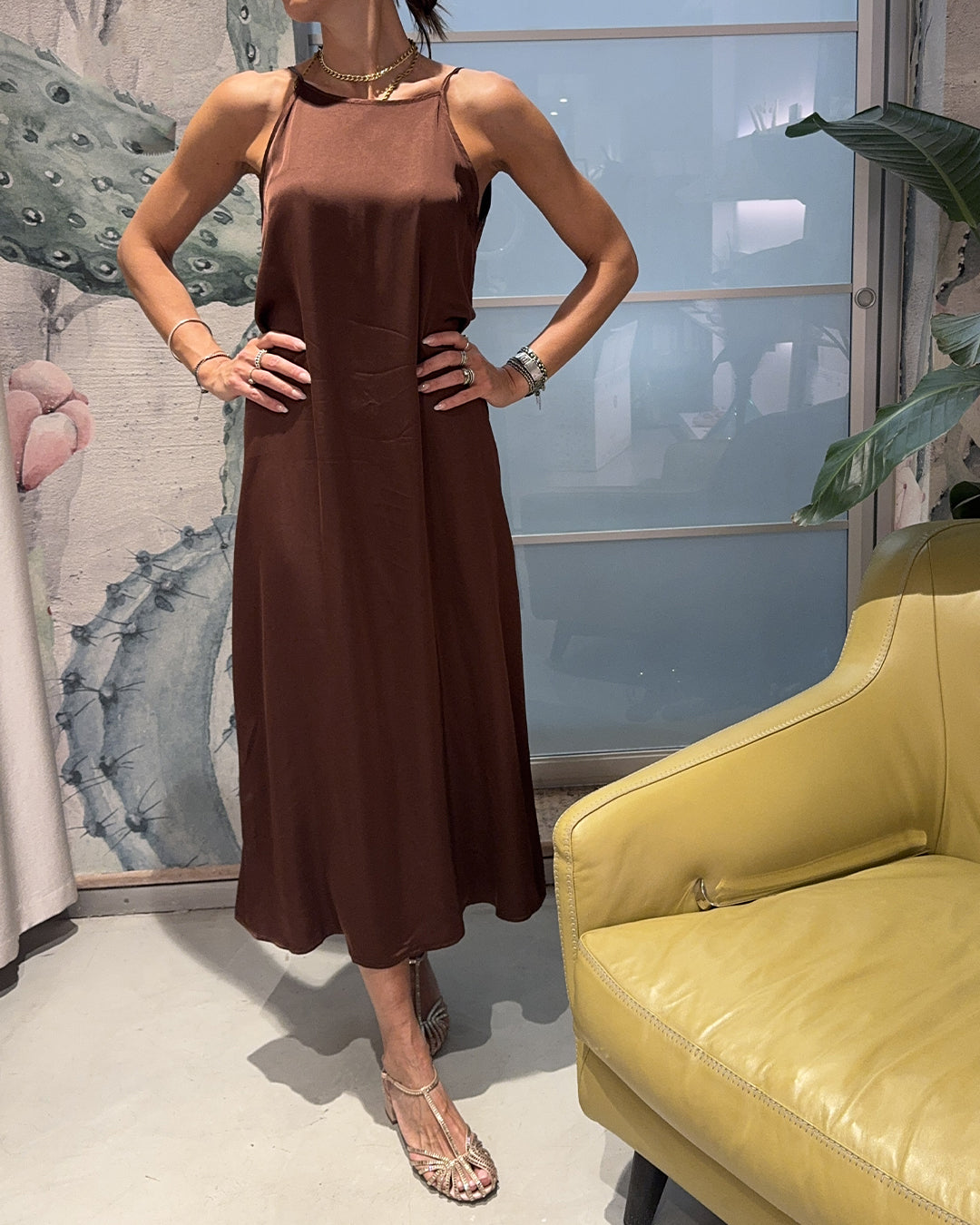 ABITO SCOLLO V DIETRO