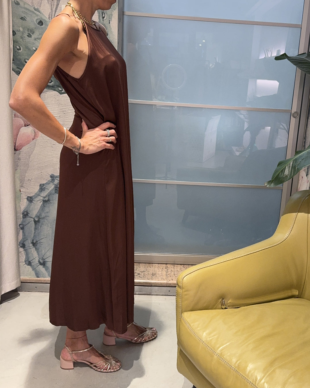 ABITO SCOLLO V DIETRO