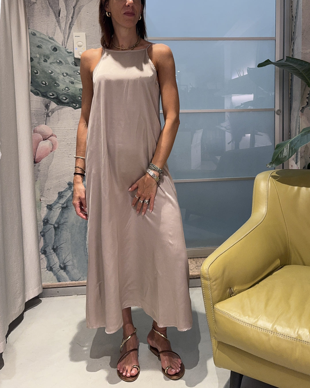 ABITO SCOLLO V DIETRO